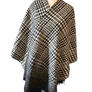 EIVISSA NWT Elegant Black and White Reversible Houndstooth Fringed Wrap